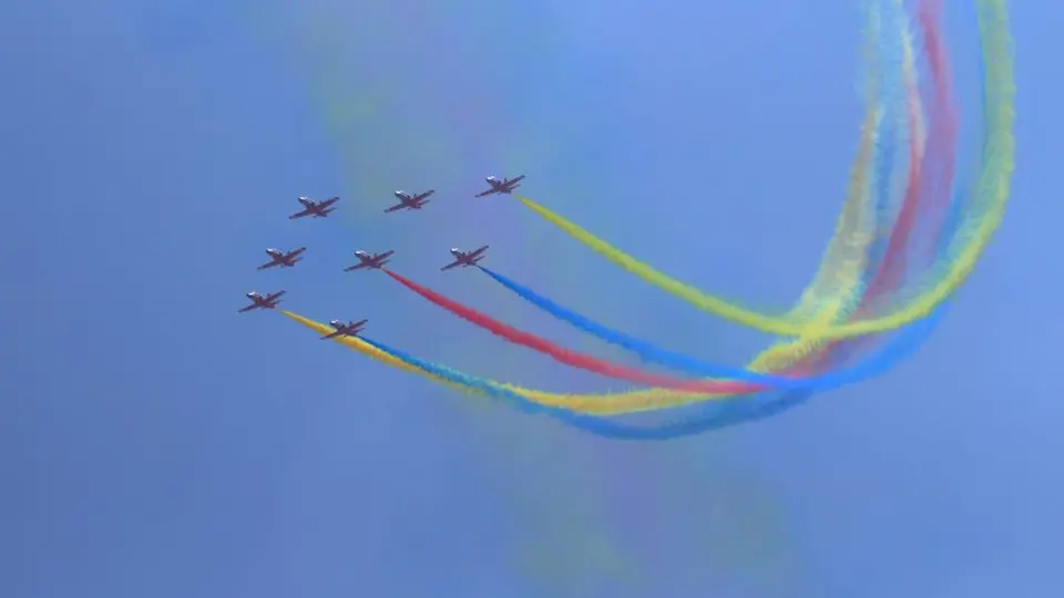 [路上的风景]Red Falcon in the BlueSky